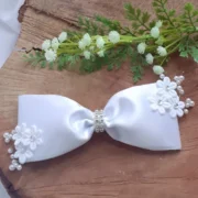 LAÇO GRAVATA BRANCO COM ARRAMADOS COM FLORES DE TECIDO