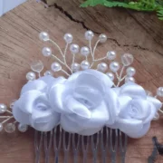 ARRANJO COM 3 ROSAS BRANCAS EM PENTE PRATA PÉROLAS BRANCAS